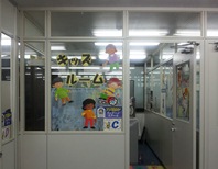 受付横のベンチと本棚